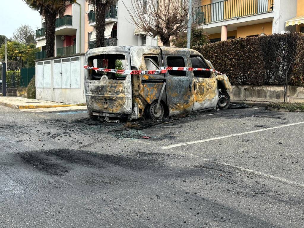 incendio auto golasecca marzo 2024