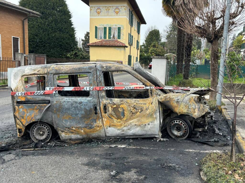 incendio auto golasecca marzo 2024