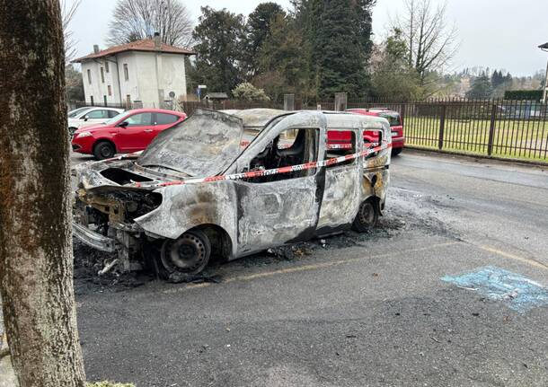 incendio auto golasecca marzo 2024