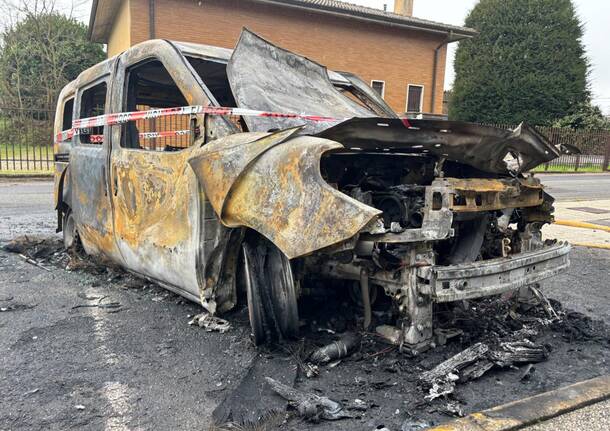 incendio auto golasecca marzo 2024