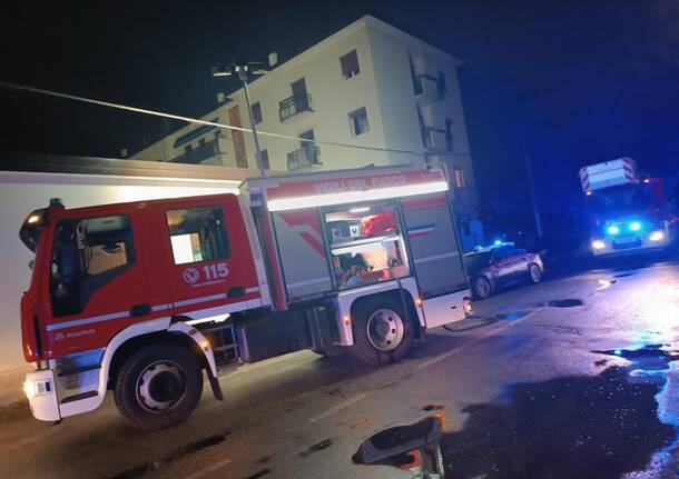 incendio cardano al campoo vigili del fuoco