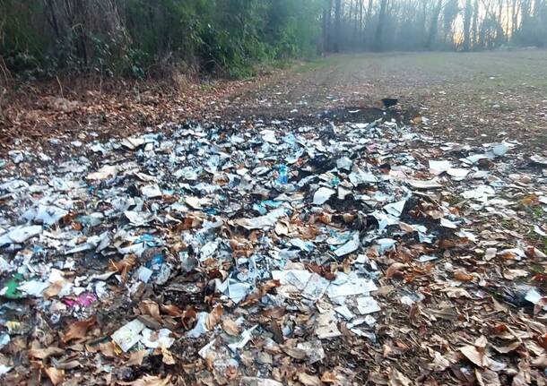 Induno Olona - Rifiuti abbandonati a Cà del Bosco