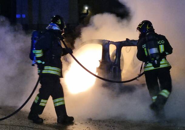 L'auto prende fuoco nella notte a Sesto Calende