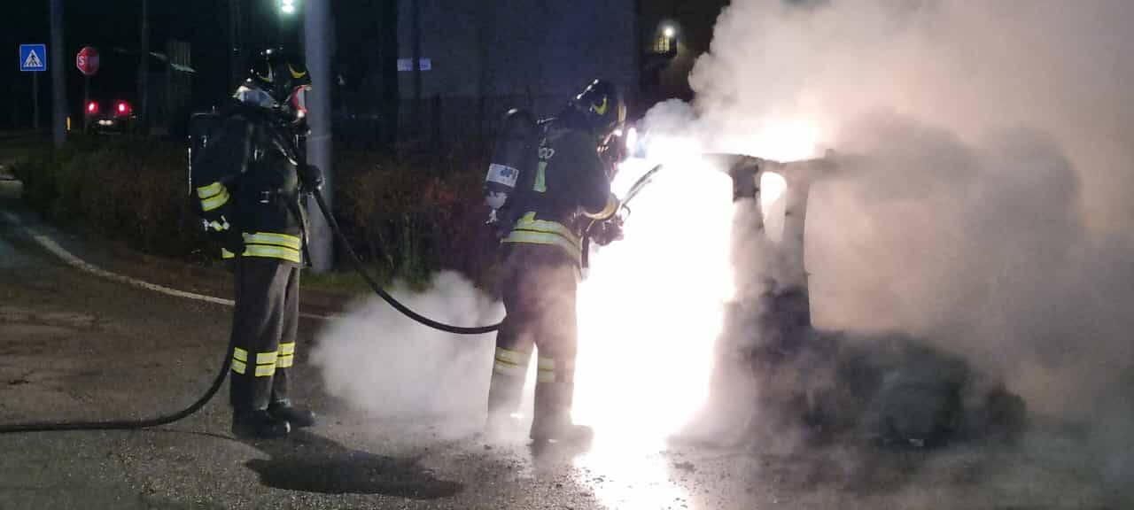 L'auto prende fuoco nella notte a Sesto Calende