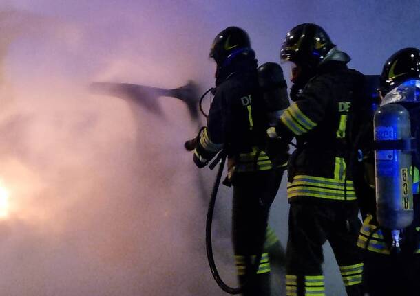 L'auto prende fuoco nella notte a Sesto Calende