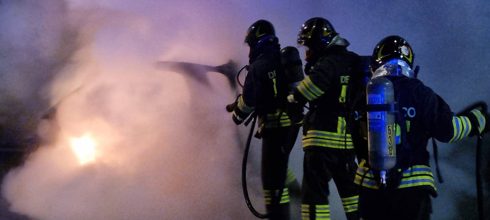 L'auto prende fuoco nella notte a Sesto Calende