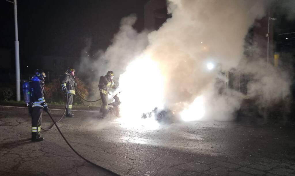L'auto prende fuoco nella notte a Sesto Calende