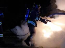 L'auto prende fuoco nella notte a Sesto Calende