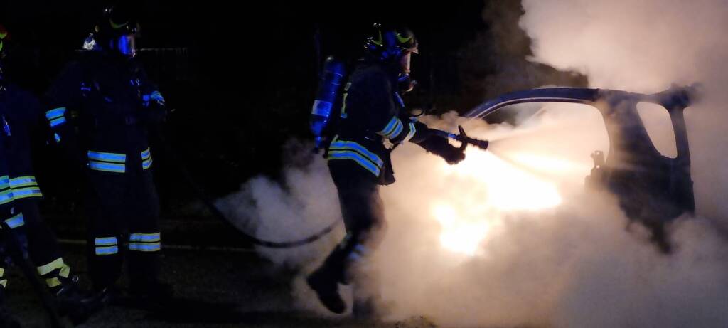 L'auto prende fuoco nella notte a Sesto Calende