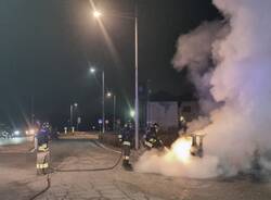 L'auto prende fuoco nella notte a Sesto Calende