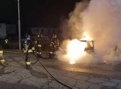 L'auto prende fuoco nella notte a Sesto Calende