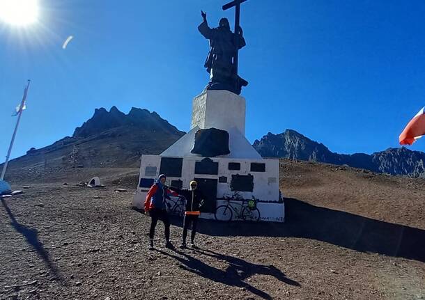 La bicicletta argentina arriva al passo di Las Cuevas