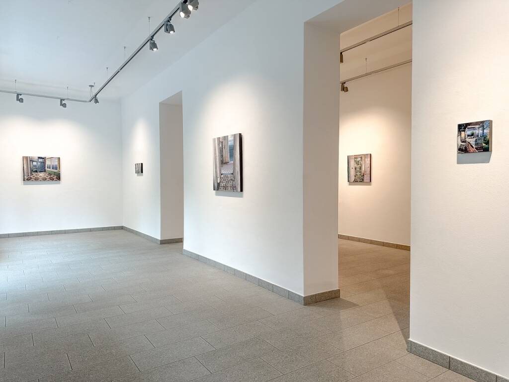La grande pittura di Matteo Massagrande in mostra con "Senza bussare" alla Galleria punto sull'Arte