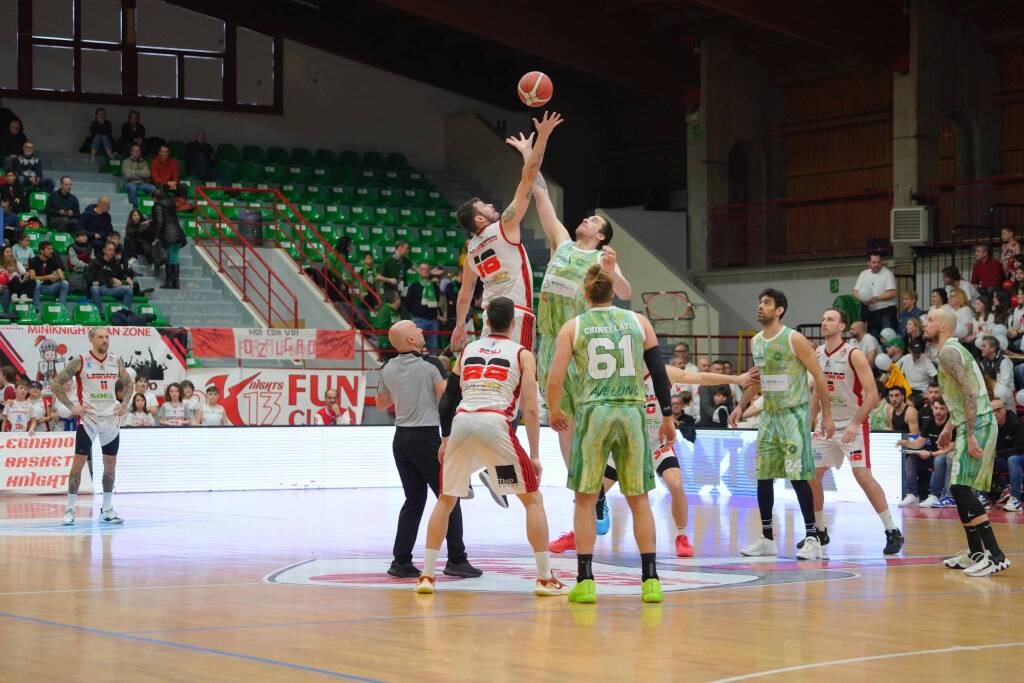 La sfida tra Legnano Basket e Avellino. Foto by Daniele Zaffaroni