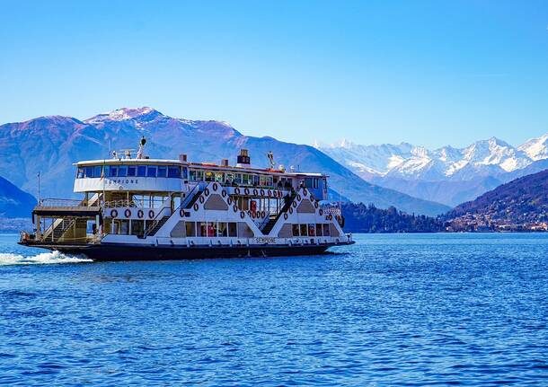 lago maggiore - battello traghetto Foto di Pascvii da Pixabay