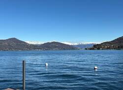 Lago maggiore primavera montagne innevate