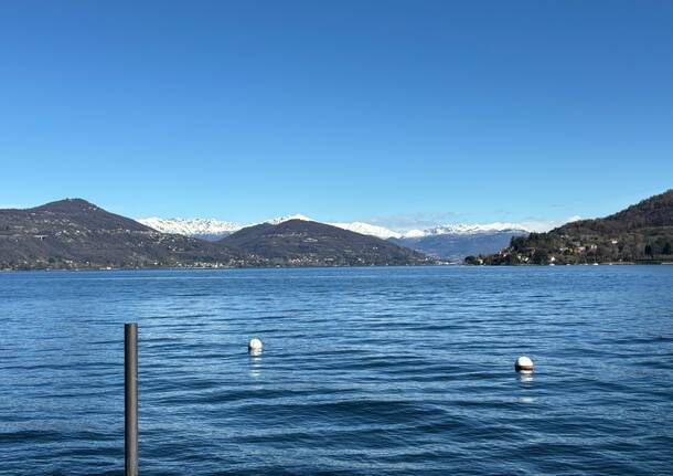 Lago maggiore primavera montagne innevate