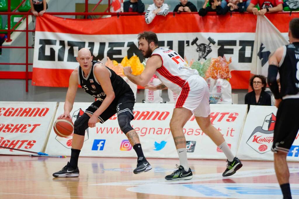 Legnano -Basket sfida Caserta. Foto by Daniele Zaffaroni