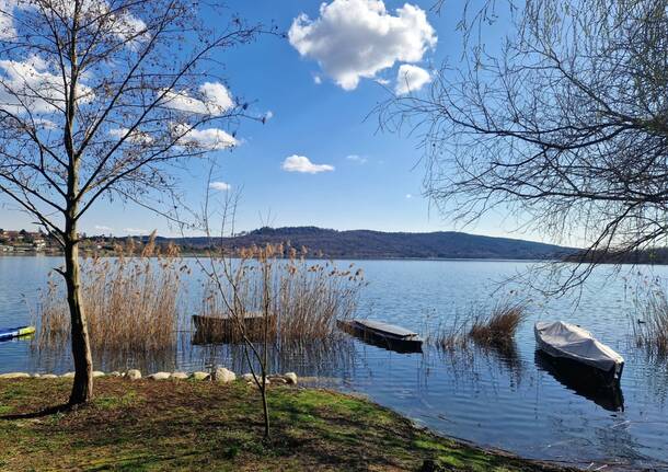 L’incantevole paesaggio del lago di Comabbio