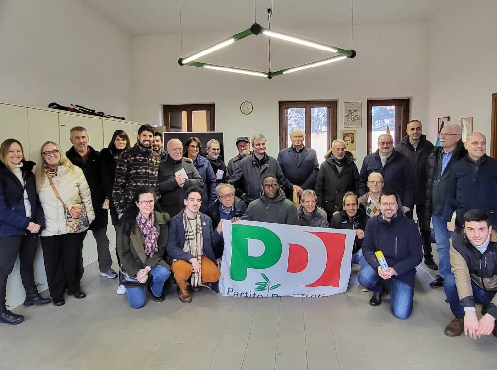 Presidio al circolo PD di Legnano dopo le scritte "no vax"