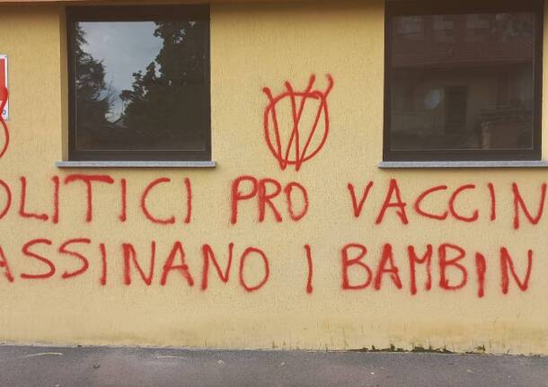 Scritte "no vax" sui muri della circolo PD di Legnano