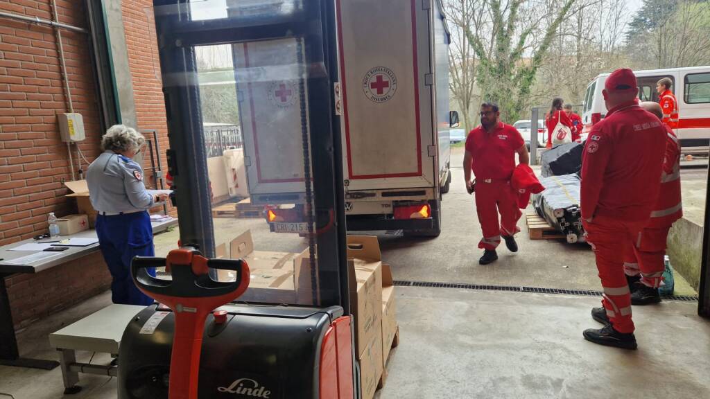 Un weekend di raccolta alimenti per la CRi di Varese