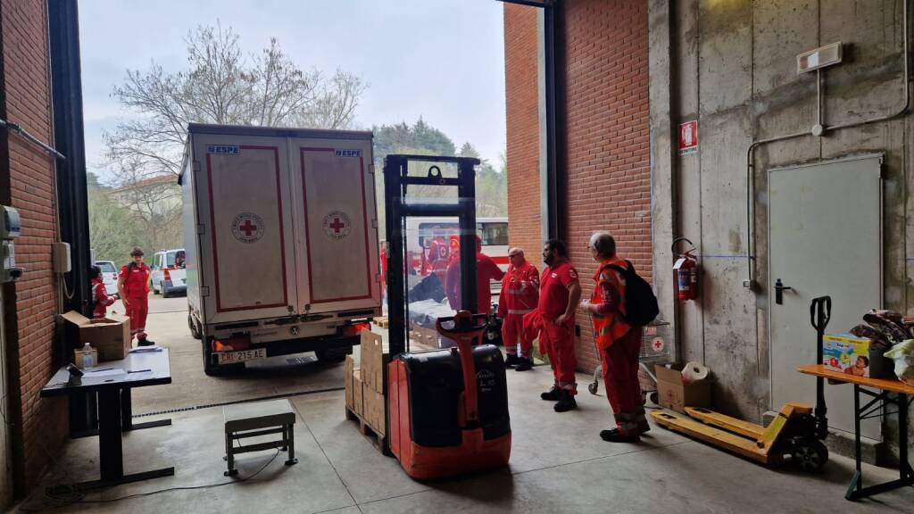 Un weekend di raccolta alimenti per la CRi di Varese