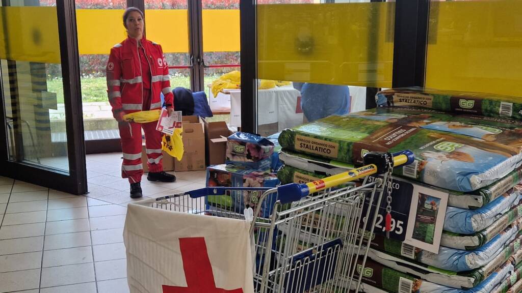 Un weekend di raccolta alimenti per la CRi di Varese