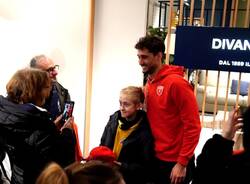Varese - I giocatori della Pallacanestro al Meert&Greet da Divani&Divani by Natuzzi