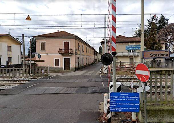 Venegono superiore - Passaggio a livello e stazione