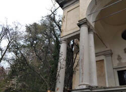 Albero si schianta su una cappella del Sacro Monte di Varese