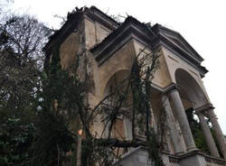 Albero si schianta su una cappella del Sacro Monte di Varese