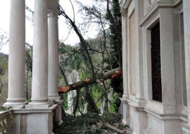 Albero si schianta su una cappella del Sacro Monte di Varese