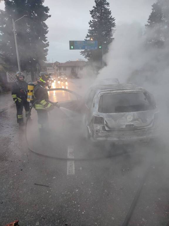 Auto in fiamme a Gemonio