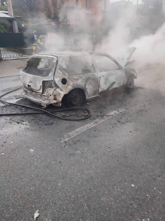 Auto in fiamme a Gemonio