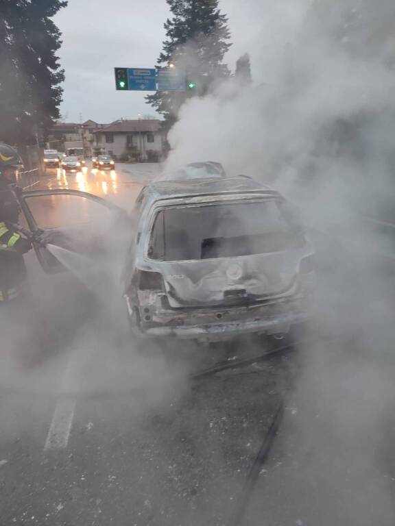 Auto in fiamme a Gemonio
