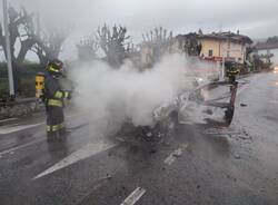 Auto in fiamme a Gemonio