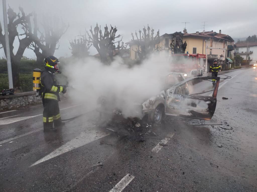 Auto in fiamme a Gemonio