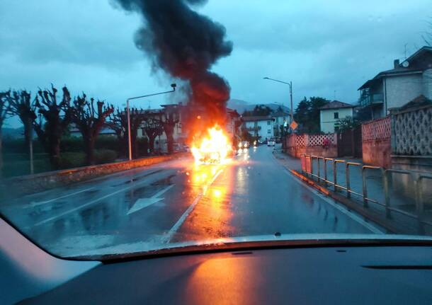 automobile in fiamme