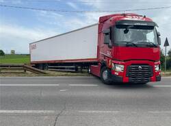 Camion incastrato a Ceriano Laghetto