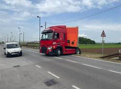 Camion incastrato a Ceriano Laghetto