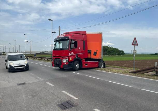 Camion incastrato a Ceriano Laghetto