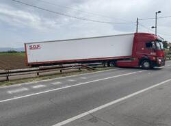 Camion incastrato a Ceriano Laghetto