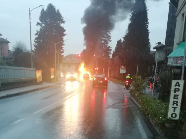 Auto in fiamme a Gemonio