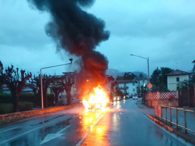 Auto in fiamme a Gemonio