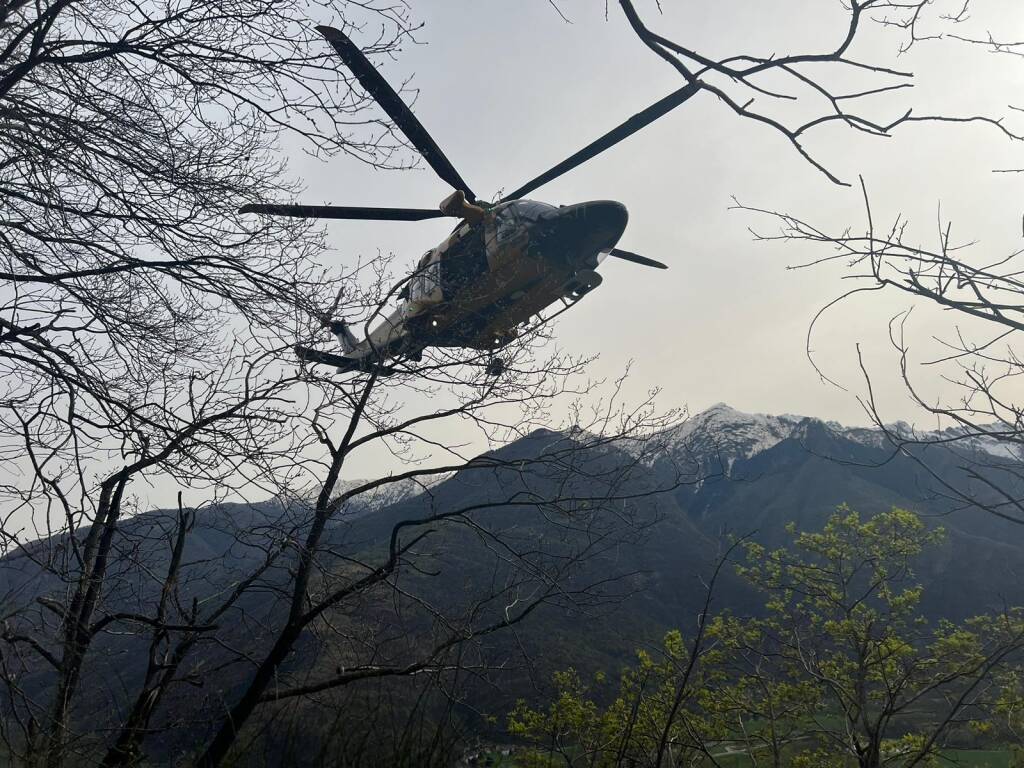 Il salvataggio dei turisti in Piemonte da parte degli elicotteri della Finanza di Varese