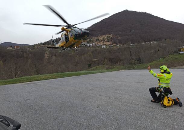 Il salvataggio dei turisti in Piemonte da parte degli elicotteri della Finanza di Varese