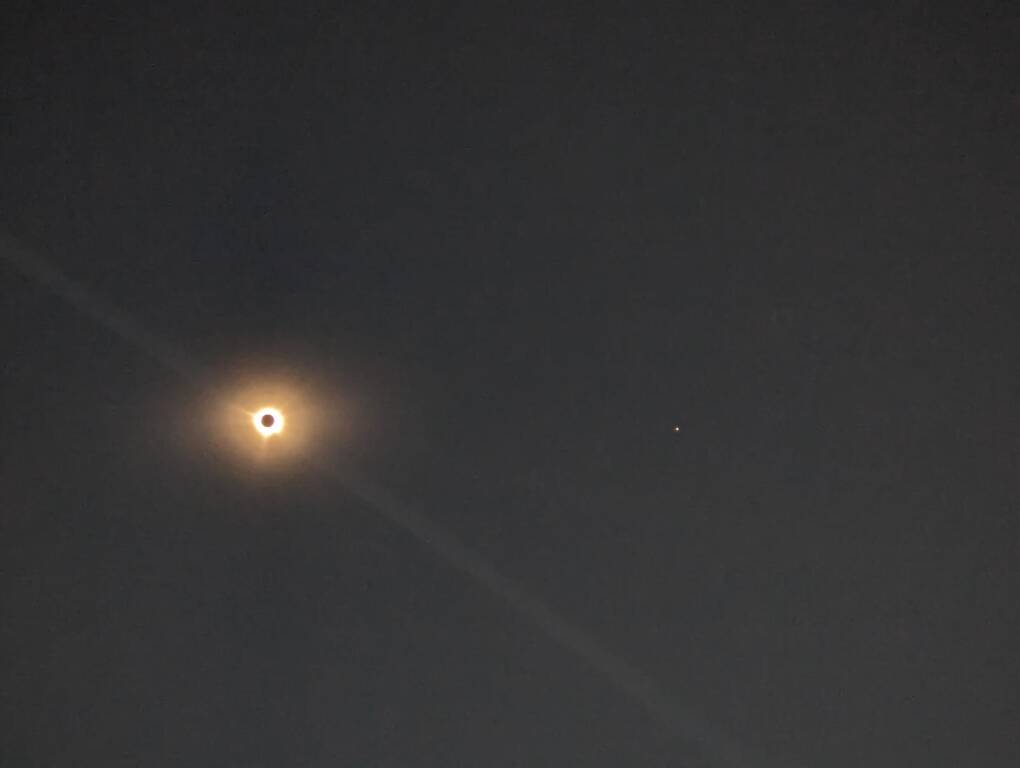 L\'eclissi solare dell\'8 aprile fotografata da un varesino