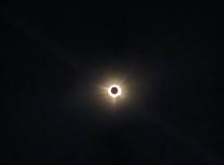 L\'eclissi solare dell\'8 aprile fotografata da un varesino