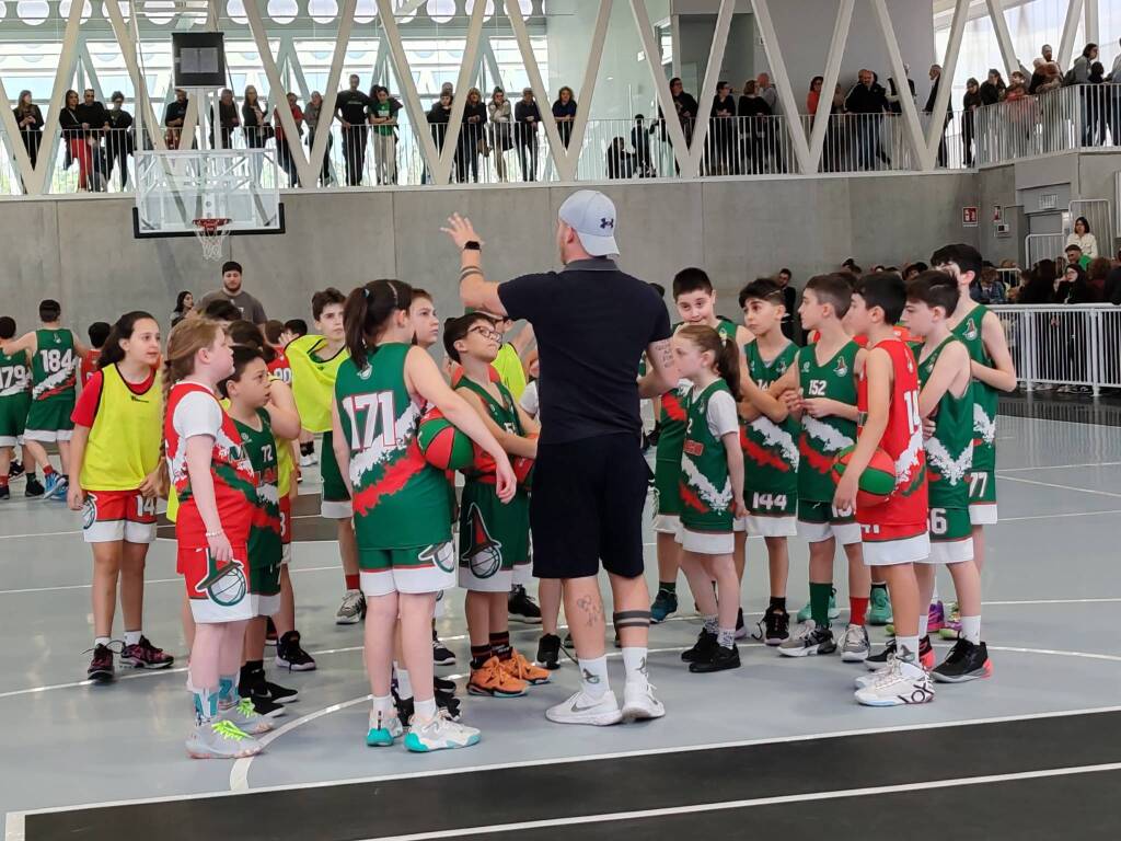 Che festa per il nuovo palazzetto dello sport di Olgiate Olona 
